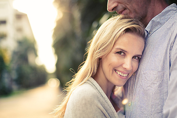 포토 JPG 주간 서양인 외국인 백인 라이프스타일 부부 여자 남자 행복 길 40대 중년 안기 모션 중년라이프 태국 함께함 2014년태국 사랑 서기 미소 사람 상반신 성인 야외 두명 옆모습 노을 로맨틱 중년부부 중년만 성인만 국내포토 자연요소 해외기획촬영 커플 감정 아시아 뷰포인트 컨셉 표정 인종 생활 파일형식