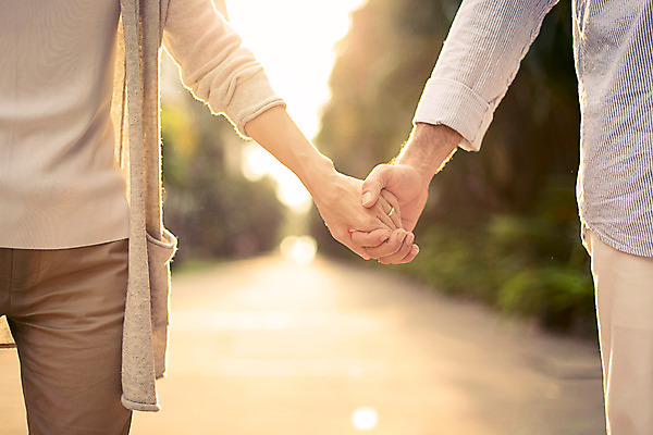 포토 JPG 주간 서양인 외국인 백인 라이프스타일 부부 여자 남자 행복 길 40대 중년 모션 중년라이프 태국 함께함 2014년태국 사랑 서기 사람 손짓 성인 야외 두명 앞모습 햇빛 노을 손잡기 로맨틱 중년부부 중년만 성인만 국내포토 자연요소 해외기획촬영 커플 감정 아시아 뷰포인트 컨셉 인종 생활 태양 파일형식