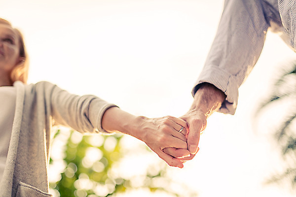 포토 JPG 주간 서양인 외국인 백인 라이프스타일 부부 여자 남자 행복 로우앵글 40대 중년 모션 중년라이프 태국 함께함 2014년태국 사랑 서기 사람 손짓 상반신 성인 야외 두명 앞모습 노을 손잡기 로맨틱 중년부부 중년만 성인만 국내포토 자연요소 해외기획촬영 커플 감정 아시아 뷰포인트 컨셉 인종 생활 파일형식