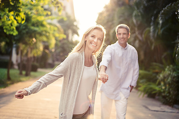 포토 JPG 주간 서양인 외국인 백인 라이프스타일 부부 여자 남자 행복 40대 중년 모션 중년라이프 태국 함께함 2014년태국 사랑 미소 사람 상반신 성인 야외 두명 앞모습 햇빛 걷기 노을 손잡기 로맨틱 중년부부 중년만 성인만 국내포토 자연요소 해외기획촬영 커플 감정 아시아 뷰포인트 컨셉 표정 인종 생활 태양 파일형식