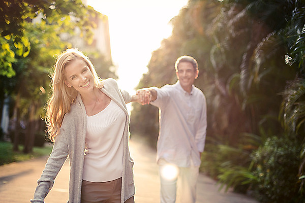 포토 JPG 주간 서양인 외국인 나무 식물 백인 라이프스타일 부부 여자 남자 행복 길 40대 중년 모션 중년라이프 태국 함께함 2014년태국 사랑 미소 사람 상반신 성인 야외 두명 앞모습 햇빛 걷기 노을 손잡기 로맨틱 중년부부 중년만 성인만 국내포토 자연요소 해외기획촬영 커플 감정 아시아 뷰포인트 컨셉 표정 인종 생활 태양 파일형식