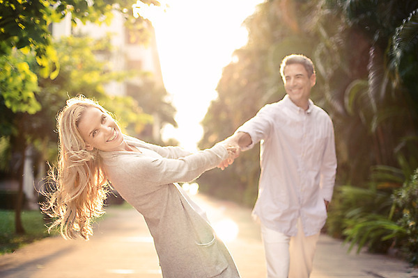 포토 JPG 주간 서양인 외국인 나무 식물 백인 라이프스타일 부부 여자 남자 행복 40대 중년 모션 중년라이프 태국 함께함 2014년태국 사랑 미소 사람 상반신 성인 야외 두명 앞모습 옆모습 걷기 노을 손잡기 로맨틱 중년부부 중년만 성인만 국내포토 자연요소 해외기획촬영 커플 감정 아시아 뷰포인트 컨셉 표정 인종 생활 파일형식