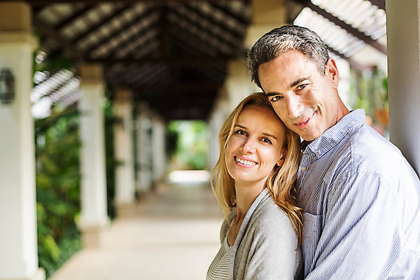 포토 JPG 주간 서양인 외국인 백인 라이프스타일 부부 여자 남자 행복 40대 중년 안기 모션 중년라이프 태국 리조트 함께함 2014년태국 사랑 서기 미소 사람 상반신 성인 야외 두명 옆모습 로맨틱 중년부부 백허그 중년만 성인만 국내포토 자연요소 해외기획촬영 커플 감정 아시아 뷰포인트 컨셉 포옹 표정 인종 생활 파일형식