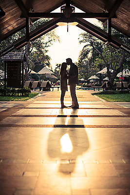 포토 JPG 주간 전신 서양인 외국인 백인 라이프스타일 부부 여자 남자 행복 40대 중년 모션 중년라이프 태국 리조트 키스 함께함 2014년태국 그림자 사랑 서기 사람 성인 야외 두명 옆모습 햇빛 노을 로맨틱 역광 중년부부 중년만 성인만 국내포토 자연요소 해외기획촬영 커플 감정 아시아 뷰포인트 컨셉 인종 생활 태양 애정표현 파일형식