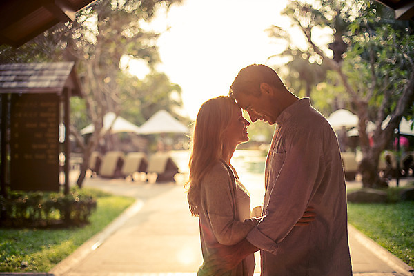 포토 JPG 주간 서양인 외국인 백인 라이프스타일 부부 여자 남자 행복 40대 중년 모션 중년라이프 태국 리조트 함께함 2014년태국 사랑 서기 미소 사람 상반신 성인 야외 두명 옆모습 햇빛 마주보기 노을 손잡기 로맨틱 역광 중년부부 중년만 성인만 국내포토 자연요소 해외기획촬영 커플 감정 아시아 뷰포인트 컨셉 표정 인종 생활 태양 파일형식