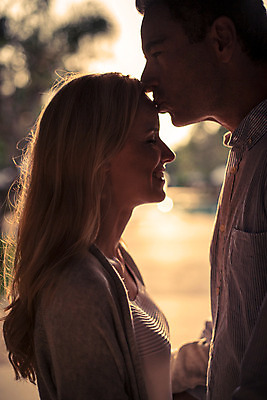 포토 JPG 주간 서양인 외국인 백인 라이프스타일 부부 여자 남자 행복 40대 중년 모션 중년라이프 태국 리조트 키스 함께함 2014년태국 사랑 서기 사람 상반신 성인 야외 두명 옆모습 노을 로맨틱 역광 중년부부 중년만 성인만 국내포토 자연요소 해외기획촬영 커플 감정 아시아 뷰포인트 컨셉 인종 생활 애정표현 파일형식