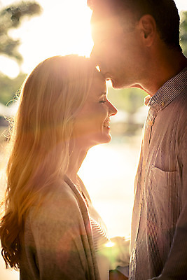 포토 JPG 주간 서양인 외국인 백인 라이프스타일 부부 여자 남자 행복 40대 중년 모션 중년라이프 태국 리조트 키스 함께함 2014년태국 사랑 서기 미소 사람 상반신 성인 야외 두명 옆모습 햇빛 노을 눈감음 로맨틱 중년부부 중년만 성인만 국내포토 자연요소 해외기획촬영 커플 감정 아시아 뷰포인트 컨셉 표정 인종 생활 태양 애정표현 파일형식