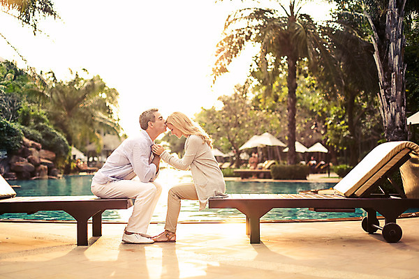 포토 JPG 주간 전신 서양인 외국인 나무 식물 백인 라이프스타일 부부 여자 남자 행복 여유 40대 중년 모션 중년라이프 태국 리조트 키스 수영장 함께함 2014년태국 사람 앉기 성인 야외 두명 옆모습 마주보기 노을 로맨틱 비치베드 중년부부 중년만 성인만 국내포토 자연요소 해외기획촬영 커플 감정 아시아 뷰포인트 컨셉 인종 생활 애정표현 파일형식