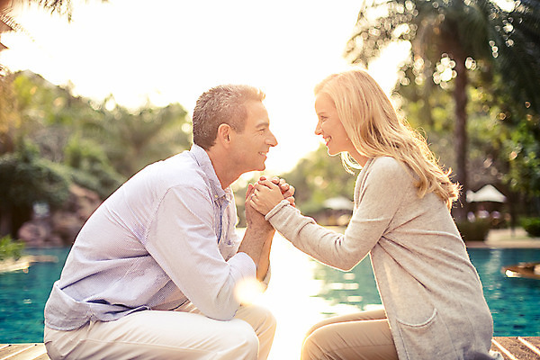 포토 JPG 주간 서양인 외국인 백인 라이프스타일 부부 여자 남자 행복 여유 40대 중년 모션 중년라이프 태국 리조트 휴식 수영장 함께함 2014년태국 미소 사람 앉기 손짓 상반신 성인 야외 두명 옆모습 햇빛 마주보기 노을 손잡기 로맨틱 중년부부 중년만 성인만 국내포토 자연요소 해외기획촬영 커플 감정 아시아 뷰포인트 컨셉 표정 인종 생활 태양 파일형식