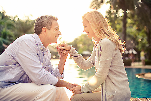 포토 JPG 주간 서양인 외국인 백인 라이프스타일 부부 여자 남자 행복 여유 40대 중년 모션 중년라이프 태국 리조트 휴식 수영장 함께함 2014년태국 미소 사람 앉기 상반신 성인 야외 두명 옆모습 햇빛 마주보기 노을 손잡기 로맨틱 중년부부 중년만 성인만 국내포토 자연요소 해외기획촬영 커플 감정 아시아 뷰포인트 컨셉 표정 인종 생활 태양 파일형식