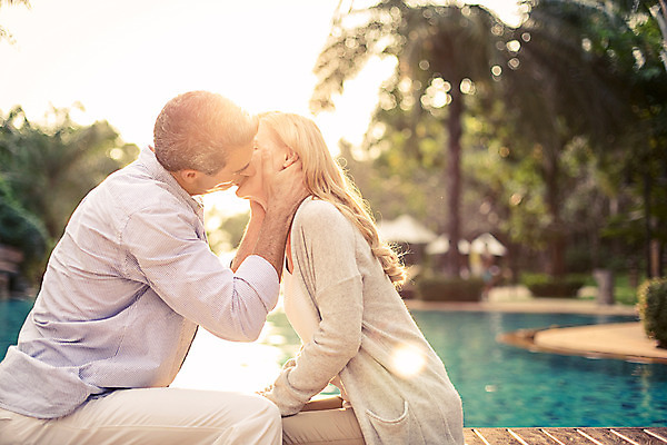 포토 JPG 주간 서양인 외국인 백인 라이프스타일 부부 여자 남자 행복 여유 40대 중년 모션 중년라이프 태국 리조트 키스 수영장 함께함 2014년태국 사람 앉기 손짓 상반신 성인 야외 두명 옆모습 아웃포커스 햇빛 노을 로맨틱 중년부부 중년만 성인만 국내포토 자연요소 해외기획촬영 커플 감정 아시아 뷰포인트 컨셉 촬영기법 인종 생활 태양 애정표현 파일형식