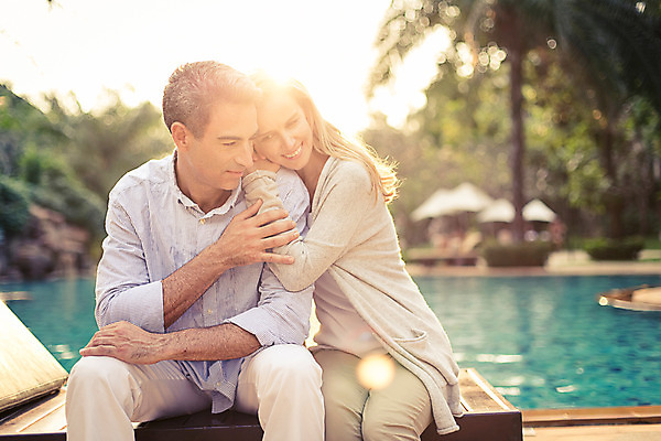 포토 JPG 주간 서양인 외국인 백인 라이프스타일 부부 여자 남자 행복 여유 40대 중년 안기 모션 중년라이프 태국 리조트 휴식 수영장 함께함 2014년태국 미소 사람 앉기 상반신 성인 야외 두명 앞모습 아웃포커스 햇빛 노을 로맨틱 비치베드 중년부부 중년만 성인만 국내포토 자연요소 해외기획촬영 커플 감정 아시아 뷰포인트 컨셉 촬영기법 표정 인종 생활 태양 파일형식