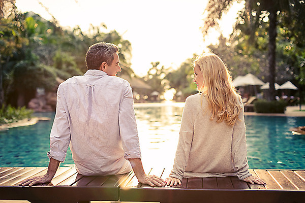 포토 JPG 주간 서양인 외국인 백인 라이프스타일 부부 여자 남자 행복 여유 40대 중년 모션 중년라이프 태국 리조트 휴식 수영장 함께함 2014년태국 미소 사람 앉기 상반신 성인 야외 두명 뒷모습 햇빛 노을 로맨틱 비치베드 중년부부 중년만 성인만 국내포토 자연요소 해외기획촬영 커플 감정 아시아 뷰포인트 컨셉 표정 인종 생활 태양 파일형식