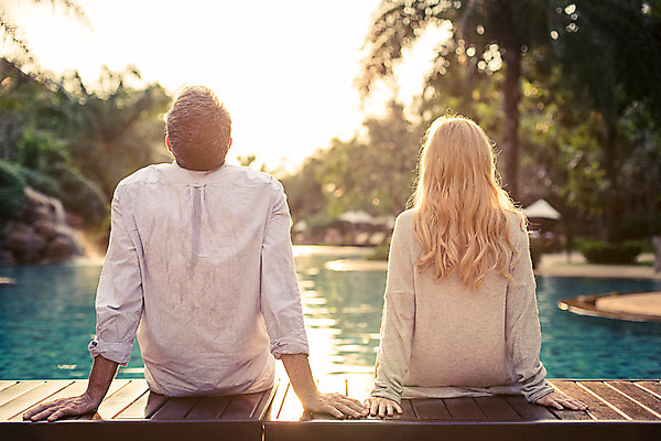 포토 JPG 주간 서양인 외국인 백인 라이프스타일 부부 여자 남자 행복 여유 40대 중년 모션 중년라이프 태국 리조트 휴식 수영장 함께함 2014년태국 사람 앉기 상반신 성인 야외 두명 뒷모습 햇빛 노을 로맨틱 비치베드 중년부부 중년만 성인만 국내포토 자연요소 해외기획촬영 커플 감정 아시아 뷰포인트 컨셉 인종 생활 태양 파일형식