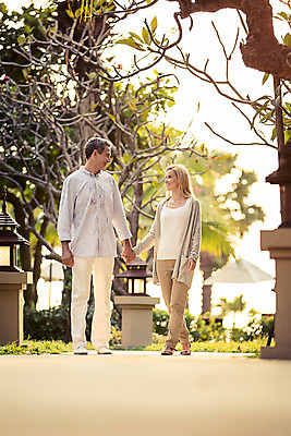 포토 JPG 주간 전신 서양인 외국인 나무 식물 백인 라이프스타일 부부 여자 남자 행복 40대 중년 모션 중년라이프 태국 리조트 함께함 2014년태국 사랑 미소 사람 손짓 성인 야외 두명 앞모습 마주보기 걷기 손잡기 산책 로맨틱 중년부부 중년만 성인만 국내포토 자연요소 해외기획촬영 커플 감정 아시아 뷰포인트 컨셉 휴식 표정 인종 생활 파일형식