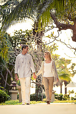 포토 JPG 주간 전신 서양인 외국인 나무 식물 백인 라이프스타일 부부 여자 남자 행복 40대 중년 모션 중년라이프 태국 리조트 함께함 2014년태국 사랑 미소 사람 손짓 성인 야외 두명 앞모습 걷기 손잡기 산책 로맨틱 중년부부 중년만 성인만 국내포토 자연요소 해외기획촬영 커플 감정 아시아 뷰포인트 컨셉 휴식 표정 인종 생활 파일형식