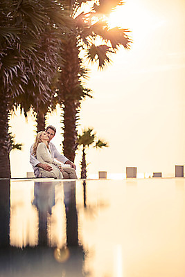 포토 JPG 주간 서양인 외국인 나무 식물 백인 라이프스타일 부부 여자 남자 행복 여유 40대 중년 모션 중년라이프 태국 리조트 휴식 수영장 함께함 2014년태국 사람 앉기 상반신 성인 야외 두명 옆모습 아웃포커스 햇빛 노을 기댐 로맨틱 중년부부 중년만 성인만 국내포토 자연요소 해외기획촬영 커플 감정 아시아 뷰포인트 컨셉 촬영기법 인종 생활 태양 파일형식