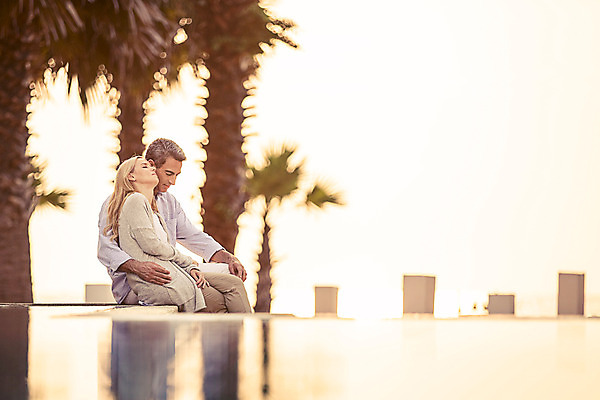 포토 JPG 주간 서양인 외국인 나무 식물 백인 라이프스타일 부부 여자 남자 행복 여유 40대 중년 모션 중년라이프 태국 리조트 휴식 수영장 함께함 2014년태국 미소 사람 앉기 상반신 성인 야외 두명 옆모습 아웃포커스 햇빛 노을 눈감음 기댐 로맨틱 중년부부 중년만 성인만 국내포토 자연요소 해외기획촬영 커플 감정 아시아 뷰포인트 컨셉 촬영기법 표정 인종 생활 태양 파일형식