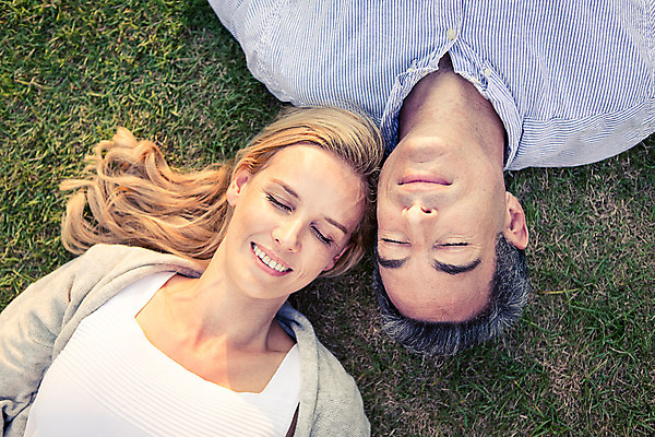 포토 JPG 주간 서양인 외국인 백인 라이프스타일 부부 여자 남자 행복 40대 중년 모션 중년라이프 태국 휴식 함께함 2014년태국 사랑 미소 사람 잔디 상반신 성인 야외 두명 앞모습 하이앵글 눕기 눈감음 로맨틱 중년부부 중년만 성인만 국내포토 자연요소 식물 해외기획촬영 커플 감정 아시아 뷰포인트 컨셉 표정 인종 생활 파일형식