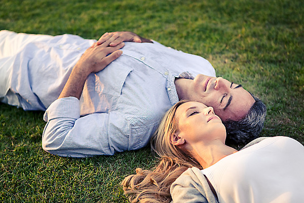 포토 JPG 주간 서양인 외국인 백인 라이프스타일 부부 여자 남자 행복 40대 중년 모션 중년라이프 태국 휴식 함께함 2014년태국 사랑 사람 잔디 상반신 성인 야외 두명 하이앵글 눕기 눈감음 로맨틱 중년부부 중년만 성인만 국내포토 자연요소 식물 해외기획촬영 커플 감정 아시아 뷰포인트 컨셉 인종 생활 파일형식