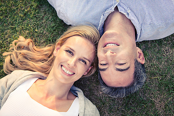 포토 JPG 주간 서양인 외국인 백인 라이프스타일 부부 여자 남자 행복 40대 중년 모션 중년라이프 태국 휴식 함께함 2014년태국 사랑 미소 사람 잔디 상반신 성인 야외 두명 앞모습 하이앵글 눕기 로맨틱 중년부부 중년만 성인만 국내포토 자연요소 식물 해외기획촬영 커플 감정 아시아 뷰포인트 컨셉 표정 인종 생활 파일형식