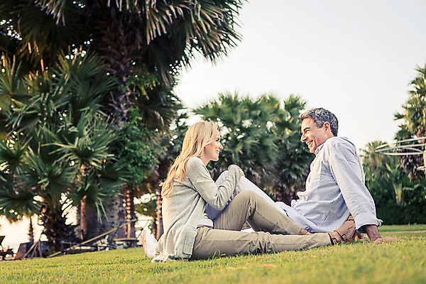 포토 JPG 주간 전신 서양인 외국인 나무 식물 백인 라이프스타일 부부 여자 남자 행복 40대 중년 모션 중년라이프 태국 휴식 함께함 2014년태국 사랑 미소 사람 앉기 잔디 성인 야외 두명 옆모습 마주보기 로맨틱 중년부부 중년만 성인만 국내포토 자연요소 해외기획촬영 커플 감정 아시아 뷰포인트 컨셉 표정 인종 생활 파일형식