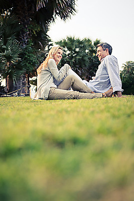 포토 JPG 주간 전신 서양인 외국인 백인 라이프스타일 부부 여자 남자 행복 40대 중년 모션 중년라이프 태국 휴식 함께함 2014년태국 사랑 미소 사람 앉기 잔디 성인 야외 두명 옆모습 마주보기 로맨틱 중년부부 중년만 성인만 국내포토 자연요소 식물 해외기획촬영 커플 감정 아시아 뷰포인트 컨셉 표정 인종 생활 파일형식