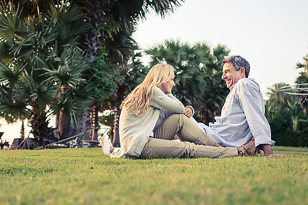 포토 JPG 주간 전신 서양인 외국인 나무 식물 백인 라이프스타일 부부 여자 남자 행복 40대 중년 모션 중년라이프 태국 휴식 함께함 2014년태국 사랑 미소 사람 앉기 잔디 성인 야외 두명 옆모습 마주보기 로맨틱 중년부부 중년만 성인만 국내포토 자연요소 해외기획촬영 커플 감정 아시아 뷰포인트 컨셉 표정 인종 생활 파일형식