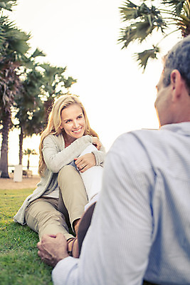 포토 JPG 주간 서양인 외국인 백인 라이프스타일 부부 여자 남자 행복 40대 중년 모션 중년라이프 태국 휴식 함께함 2014년태국 사랑 미소 사람 앉기 잔디 상반신 성인 야외 두명 앞모습 뒷모습 마주보기 로맨틱 중년부부 중년만 성인만 국내포토 자연요소 식물 해외기획촬영 커플 감정 아시아 뷰포인트 컨셉 표정 인종 생활 파일형식