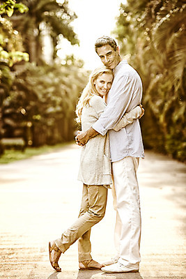 포토 JPG 주간 전신 서양인 외국인 백인 라이프스타일 부부 여자 남자 행복 길 40대 중년 허리손 안기 모션 중년라이프 태국 함께함 2014년태국 사랑 서기 미소 사람 성인 야외 두명 옆모습 로맨틱 중년부부 중년만 성인만 국내포토 자연요소 해외기획촬영 커플 감정 아시아 뷰포인트 포즈 컨셉 표정 인종 생활 파일형식