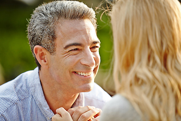 포토 JPG 주간 서양인 외국인 백인 라이프스타일 부부 여자 남자 행복 40대 중년 모션 중년라이프 태국 휴식 함께함 2014년태국 사랑 서기 미소 사람 손짓 상반신 성인 야외 두명 앞모습 뒷모습 로맨틱 중년부부 중년만 성인만 국내포토 자연요소 해외기획촬영 커플 감정 아시아 뷰포인트 컨셉 표정 인종 생활 파일형식