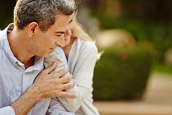 포토 JPG 주간 서양인 외국인 백인 라이프스타일 부부 여자 남자 행복 40대 중년 모션 중년라이프 태국 휴식 함께함 2014년태국 사랑 미소 사람 앉기 손짓 상반신 성인 야외 두명 앞모습 기댐 로맨틱 중년부부 중년만 성인만 국내포토 자연요소 해외기획촬영 커플 감정 아시아 뷰포인트 컨셉 표정 인종 생활 파일형식