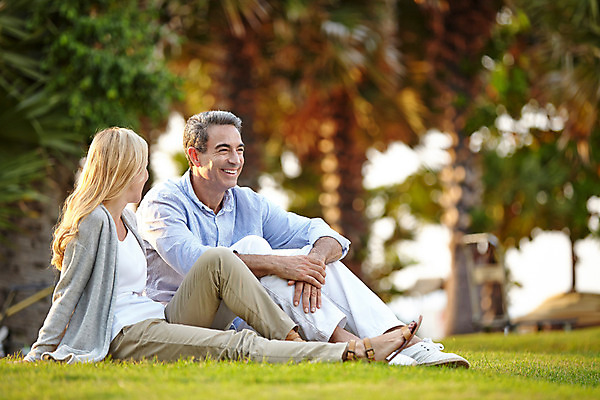 포토 JPG 주간 전신 서양인 외국인 나무 식물 백인 라이프스타일 부부 여자 남자 행복 40대 중년 모션 중년라이프 태국 휴식 함께함 2014년태국 사랑 미소 사람 앉기 잔디 성인 야외 두명 앞모습 옆모습 로맨틱 중년부부 중년만 성인만 국내포토 자연요소 해외기획촬영 커플 감정 아시아 뷰포인트 컨셉 표정 인종 생활 파일형식