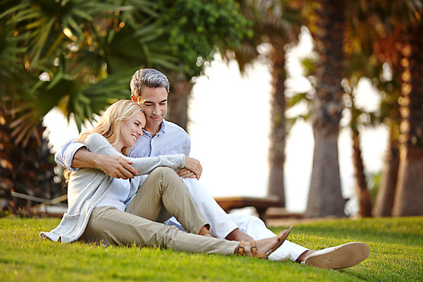 포토 JPG 주간 전신 서양인 외국인 나무 백인 라이프스타일 부부 여자 남자 행복 40대 중년 모션 중년라이프 태국 휴식 함께함 2014년태국 사랑 미소 사람 앉기 잔디 성인 야외 두명 옆모습 기댐 로맨틱 중년부부 중년만 성인만 국내포토 자연요소 식물 해외기획촬영 커플 감정 아시아 뷰포인트 컨셉 표정 인종 생활 파일형식