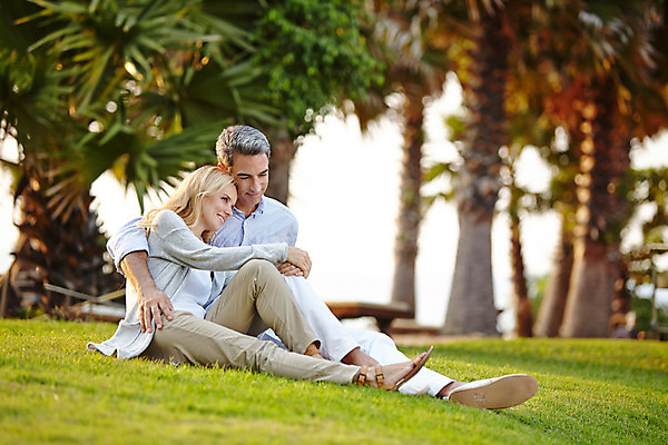 포토 JPG 주간 전신 서양인 외국인 나무 백인 라이프스타일 부부 여자 남자 행복 40대 중년 모션 중년라이프 태국 휴식 함께함 2014년태국 사랑 미소 사람 앉기 잔디 성인 야외 두명 옆모습 기댐 로맨틱 중년부부 중년만 성인만 국내포토 자연요소 식물 해외기획촬영 커플 감정 아시아 뷰포인트 컨셉 표정 인종 생활 파일형식