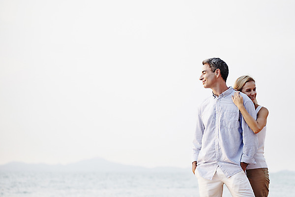 포토 JPG 주간 서양인 외국인 백인 라이프스타일 부부 여자 남자 여유 40대 중년 안기 모션 중년라이프 태국 하늘 함께함 2014년태국 서기 미소 사람 상반신 성인 해변 야외 두명 앞모습 눈감음 기댐 로맨틱 중년부부 백허그 중년만 성인만 국내포토 자연요소 해외기획촬영 커플 감정 아시아 바다 뷰포인트 컨셉 포옹 표정 인종 생활 파일형식