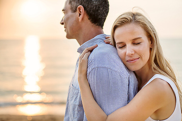 포토 JPG 주간 서양인 외국인 백인 라이프스타일 부부 여자 남자 여유 40대 중년 모션 중년라이프 태국 함께함 2014년태국 서기 미소 사람 상반신 성인 해변 야외 두명 옆모습 노을 눈감음 기댐 로맨틱 중년부부 중년만 성인만 국내포토 자연요소 해외기획촬영 커플 감정 아시아 바다 뷰포인트 컨셉 표정 인종 생활 파일형식