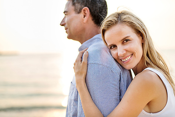 포토 JPG 주간 서양인 외국인 백인 라이프스타일 부부 여자 남자 여유 40대 중년 안기 모션 중년라이프 태국 함께함 2014년태국 서기 미소 사람 상반신 성인 해변 야외 두명 옆모습 노을 기댐 로맨틱 중년부부 중년만 성인만 국내포토 자연요소 해외기획촬영 커플 감정 아시아 바다 뷰포인트 컨셉 표정 인종 생활 파일형식