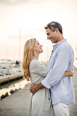 포토 JPG 주간 서양인 외국인 백인 라이프스타일 부부 여자 남자 여유 40대 중년 허리손 안기 모션 중년라이프 태국 하늘 함께함 2014년태국 서기 미소 사람 상반신 성인 야외 두명 옆모습 마주보기 항구 로맨틱 중년부부 중년만 성인만 국내포토 자연요소 해외기획촬영 커플 감정 아시아 뷰포인트 포즈 컨셉 교통시설 표정 인종 생활 파일형식