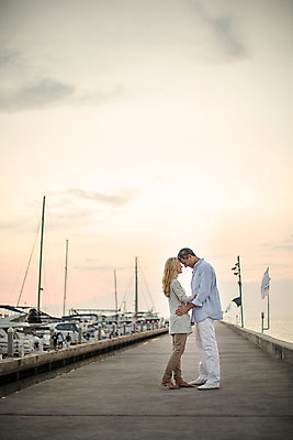 포토 JPG 주간 전신 서양인 외국인 백인 구름 라이프스타일 부부 여자 남자 여유 40대 중년 허리손 모션 중년라이프 태국 하늘 함께함 2014년태국 서기 사람 성인 야외 두명 옆모습 마주보기 노을 항구 로맨틱 중년부부 중년만 성인만 국내포토 자연요소 해외기획촬영 커플 감정 아시아 뷰포인트 포즈 컨셉 교통시설 인종 생활 파일형식