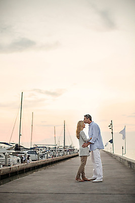 포토 JPG 주간 전신 서양인 외국인 백인 구름 라이프스타일 부부 여자 남자 여유 40대 중년 허리손 모션 중년라이프 태국 하늘 키스 함께함 2014년태국 서기 사람 성인 야외 두명 옆모습 마주보기 노을 항구 로맨틱 중년부부 중년만 성인만 국내포토 자연요소 해외기획촬영 커플 감정 아시아 뷰포인트 포즈 컨셉 교통시설 인종 생활 애정표현 파일형식