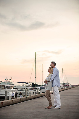 포토 JPG 주간 전신 서양인 외국인 백인 구름 라이프스타일 부부 응시 여자 남자 여유 40대 중년 안기 모션 중년라이프 태국 하늘 함께함 2014년태국 서기 사람 성인 야외 두명 옆모습 노을 항구 로맨틱 중년부부 백허그 중년만 성인만 국내포토 자연요소 해외기획촬영 커플 시선 감정 아시아 뷰포인트 컨셉 교통시설 포옹 인종 생활 파일형식