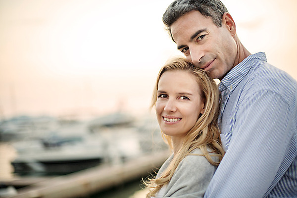 포토 JPG 주간 서양인 외국인 백인 라이프스타일 부부 여자 남자 여유 40대 중년 모션 중년라이프 태국 함께함 2014년태국 서기 미소 사람 상반신 성인 야외 두명 옆모습 노을 항구 로맨틱 중년부부 백허그 중년만 성인만 국내포토 자연요소 해외기획촬영 커플 감정 아시아 뷰포인트 컨셉 교통시설 포옹 표정 인종 생활 파일형식