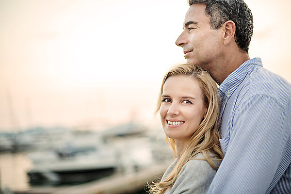 포토 JPG 주간 서양인 외국인 백인 라이프스타일 부부 응시 여자 남자 여유 40대 중년 모션 중년라이프 태국 함께함 2014년태국 서기 미소 사람 상반신 성인 야외 두명 옆모습 노을 항구 로맨틱 중년부부 백허그 중년만 성인만 국내포토 자연요소 해외기획촬영 커플 시선 감정 아시아 뷰포인트 컨셉 교통시설 포옹 표정 인종 생활 파일형식