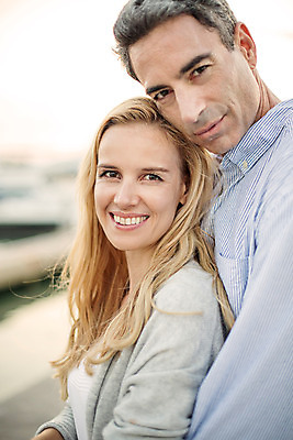 포토 JPG 주간 서양인 외국인 백인 라이프스타일 부부 여자 남자 여유 40대 중년 모션 중년라이프 태국 함께함 2014년태국 서기 미소 사람 상반신 성인 야외 두명 옆모습 항구 로맨틱 중년부부 백허그 중년만 성인만 국내포토 자연요소 해외기획촬영 커플 감정 아시아 뷰포인트 컨셉 교통시설 포옹 표정 인종 생활 파일형식