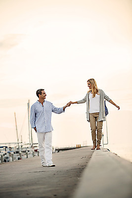 포토 JPG 주간 전신 서양인 외국인 백인 라이프스타일 부부 여자 남자 여유 40대 중년 모션 중년라이프 태국 하늘 함께함 2014년태국 미소 사람 성인 야외 두명 앞모습 걷기 노을 항구 손잡기 로맨틱 중년부부 중년만 성인만 국내포토 자연요소 해외기획촬영 커플 감정 아시아 뷰포인트 컨셉 교통시설 표정 인종 생활 파일형식