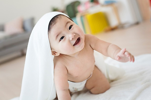 포토 JPG 스튜디오촬영 남자 엎드리기 실내 한명 미소 사람 동양인 아웃포커스 수건 귀여움 한국인 아기 담요 기저귀 기어가기 아기만 남자아기만 남자아기한명만 국내포토 1 컨셉 모션 촬영기법 표정 인종 내부 위생용품 아기용품 남자만 남자한명만 파일형식