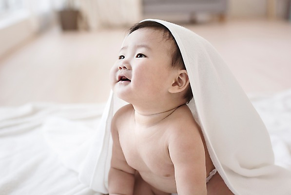 포토 JPG 스튜디오촬영 응시 남자 실내 한명 웃음 사람 동양인 아웃포커스 수건 귀여움 한국인 아기 아기만 남자아기만 남자아기한명만 국내포토 1 시선 컨셉 촬영기법 표정 인종 내부 위생용품 남자만 남자한명만 파일형식