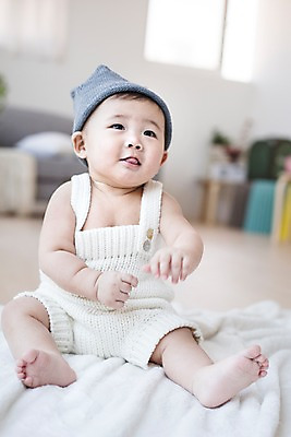 포토 JPG 스튜디오촬영 모자 응시 남자 실내 한명 사람 앉기 동양인 아웃포커스 귀여움 한국인 아기 담요 뜨개옷 아기만 남자아기만 남자아기한명만 국내포토 1 시선 잡화 옷 컨셉 모션 촬영기법 인종 내부 남자만 남자한명만 파일형식