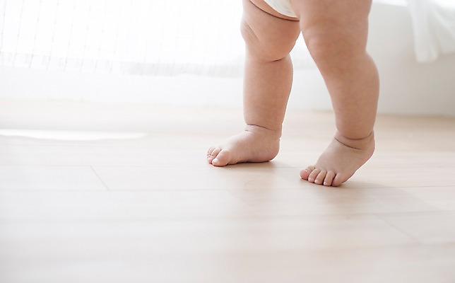 포토 JPG 스튜디오촬영 실내 한명 사람 동양인 신체부위 한국인 다리 아기 기저귀 걸음마 남자만 남자한명만 아기만 남자아기만 남자아기한명만 국내포토 1 모션 인종 내부 아기용품 파일형식